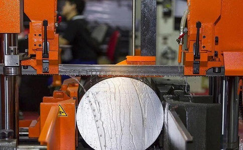 得荣立式金属带锯床切削出现跑带故障解决方法！